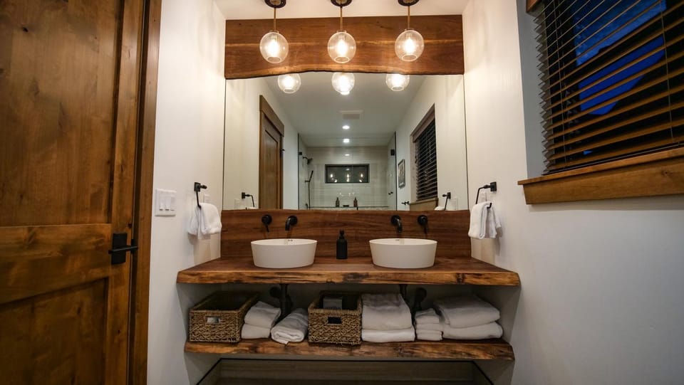 Blissful Mountain Getaway – Steps to Lake Estes, Indoor/Outdoor Fireplace House in Estes Park