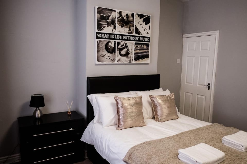 4 Bedroom House- Close to City Centre- Ideal for Contractors- Free Parking- Sleeps 8 House in Stoke-on-Trent