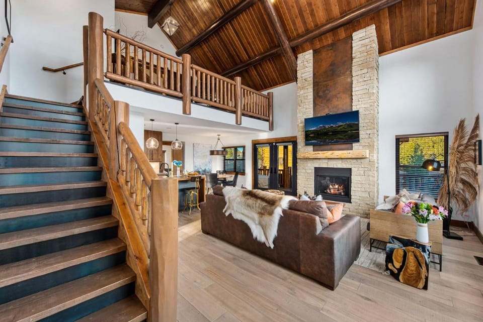 New Log cabin, The Bears Den - 2 bedrooms, loft, 2.5 bath, jacuzzi & Fireplace Cabin in Estes Park