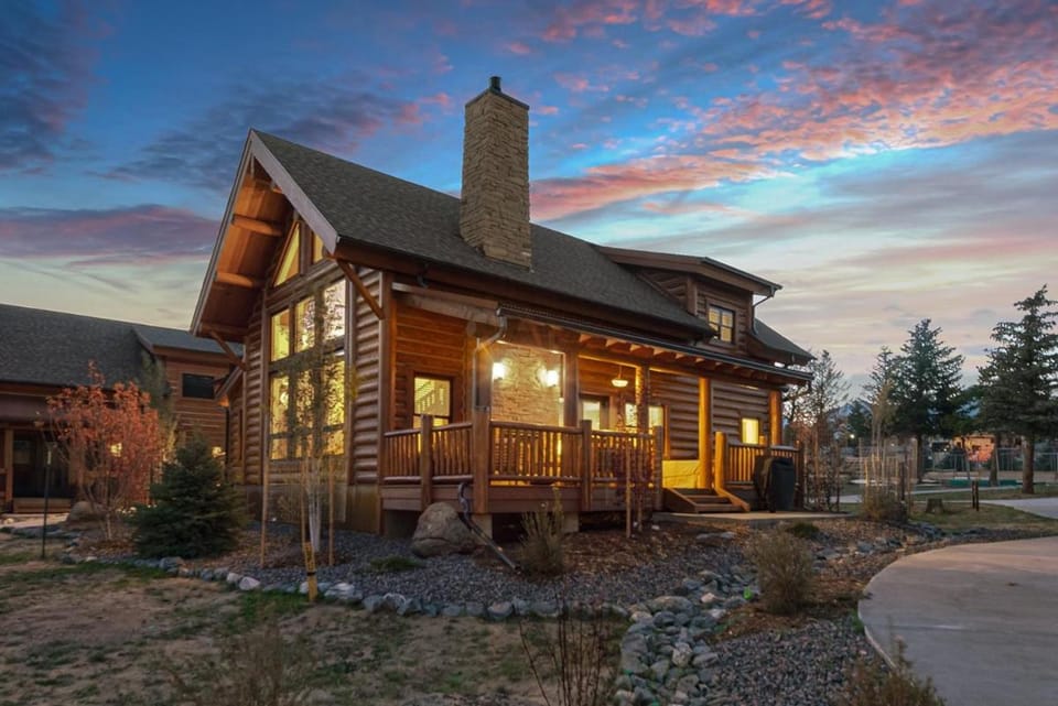 New Log cabin, The Bears Den - 2 bedrooms, loft, 2.5 bath, jacuzzi & Fireplace Cabin in Estes Park