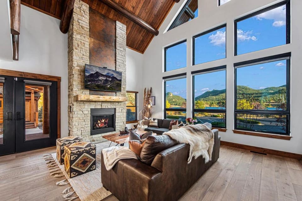 New Log cabin, The Bears Den - 2 bedrooms, loft, 2.5 bath, jacuzzi & Fireplace Cabin in Estes Park