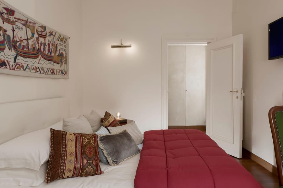 Luxury Apt with Colosseum View Apartment in Rome