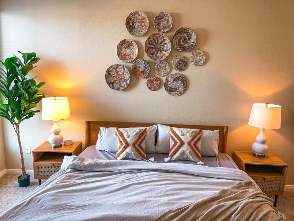 Bed, Photo of the whole room, Decorative detail, Bedroom