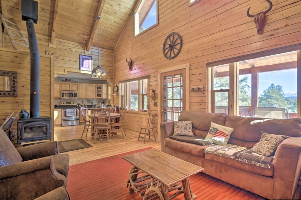Log Cabin w/ Mountain Views ~ 30 Mi to Pikes Peak! Cabin in Colorado