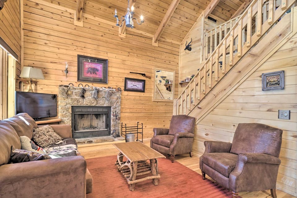 Log Cabin w/ Mountain Views ~ 30 Mi to Pikes Peak! Cabin in Colorado