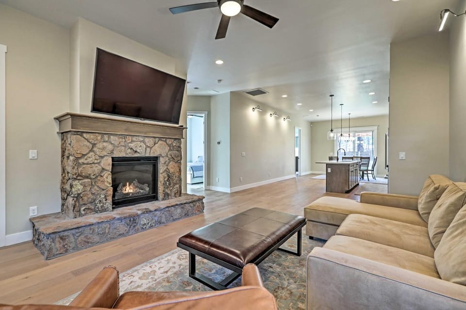 Flagstaff Oasis w/ Hot Tub - 3 Mi to Downtown! House in Flagstaff
