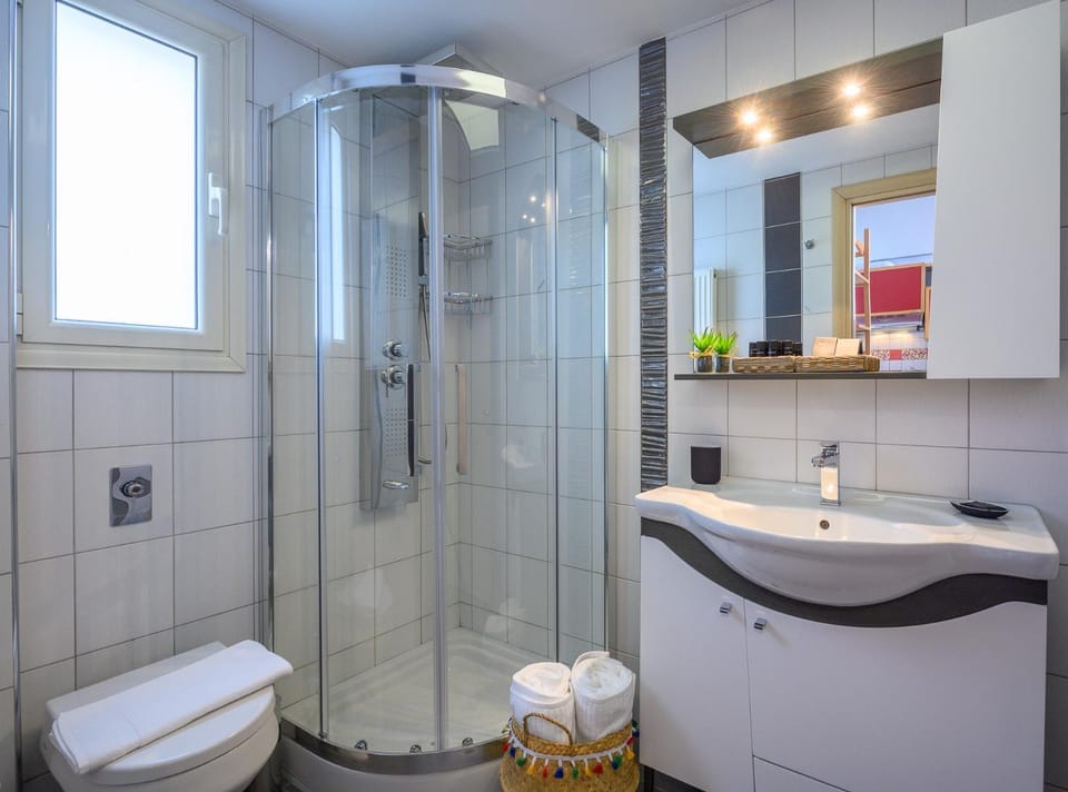 Shower, Toilet, Bathroom, towels
