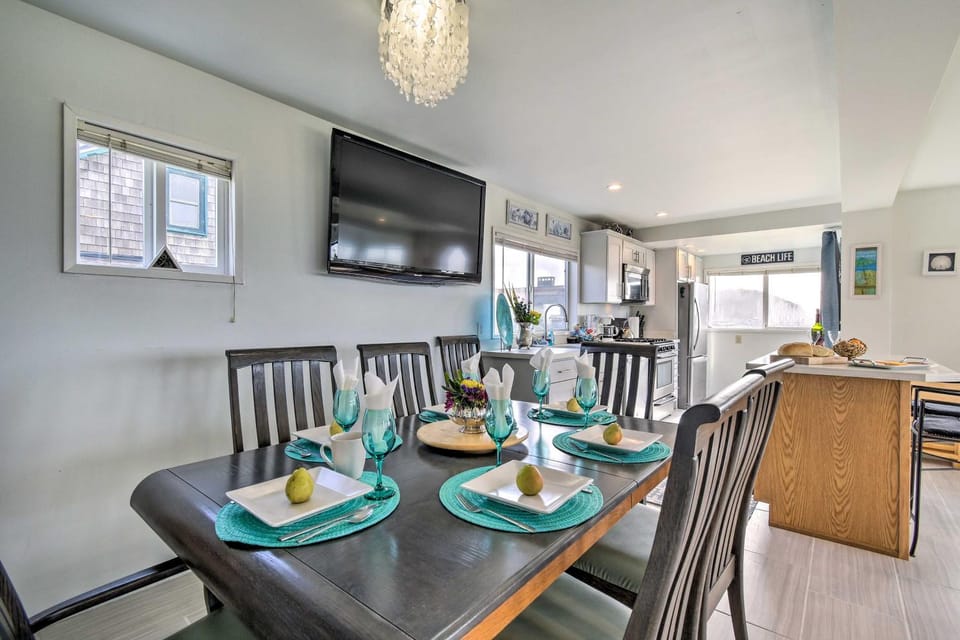 Coastal Retreat Deck, Ocean Views and Walk to Beach House in Pacific Beach