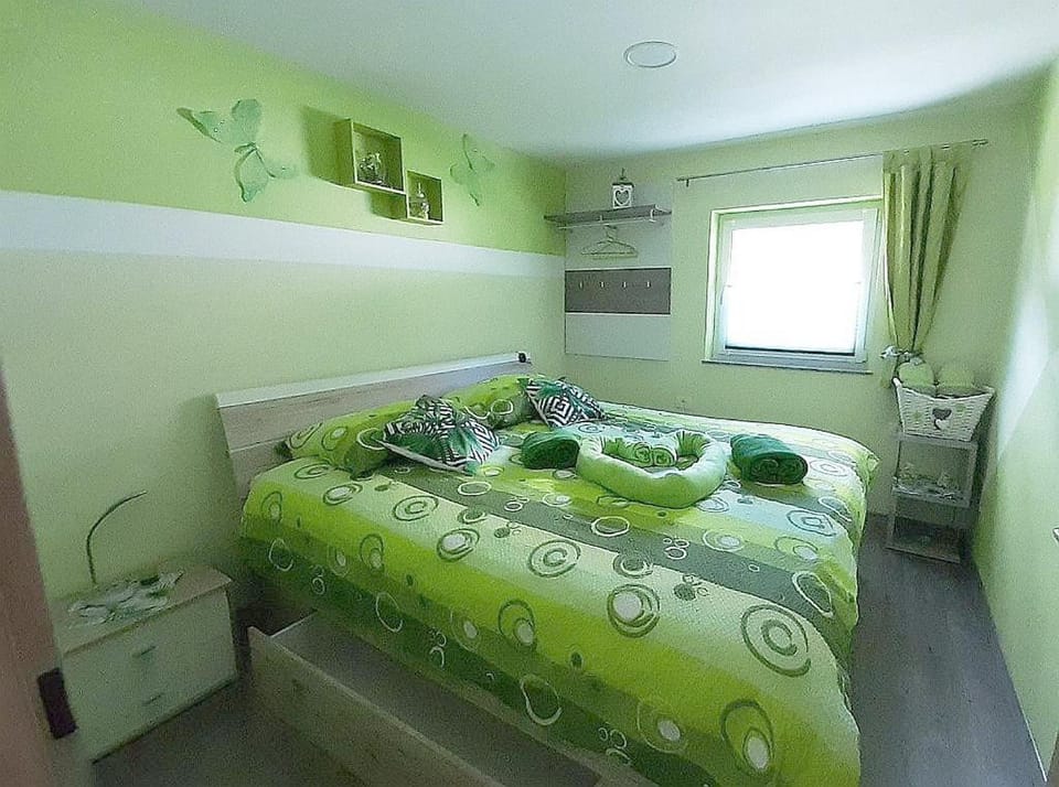 Bedroom, Mountain view