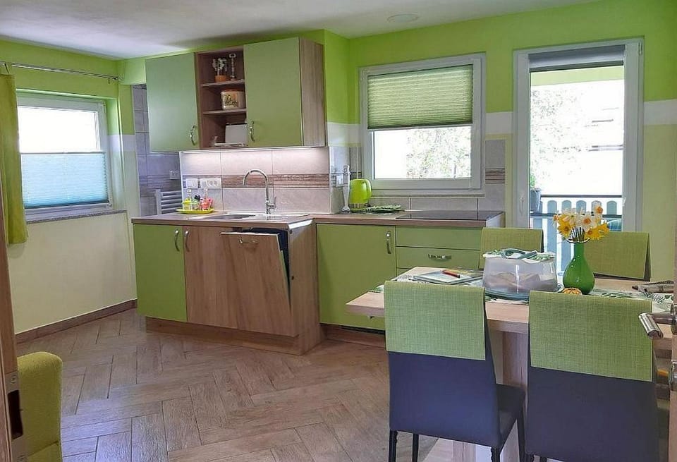 Kitchen or kitchenette, Mountain view, kitchen