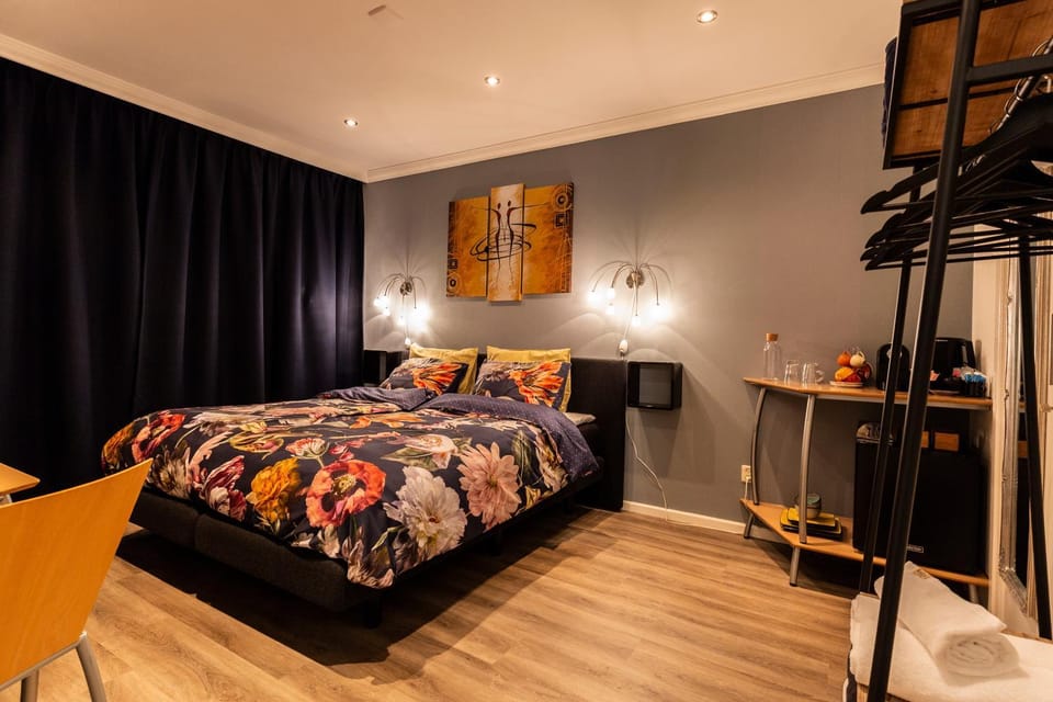 Bed, Coffee/tea facilities, Photo of the whole room, Seating area, Bedroom, Drinks, Time of day, safe, wardrobe