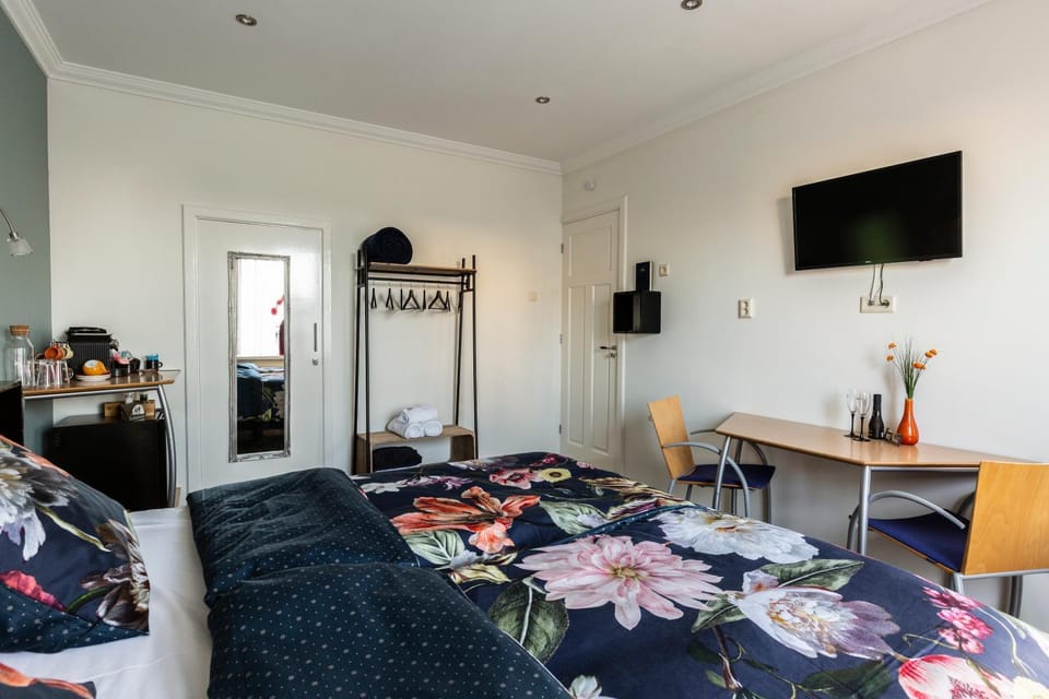 Bed, TV and multimedia, Photo of the whole room, Seating area, Dining area, Bedroom, safe