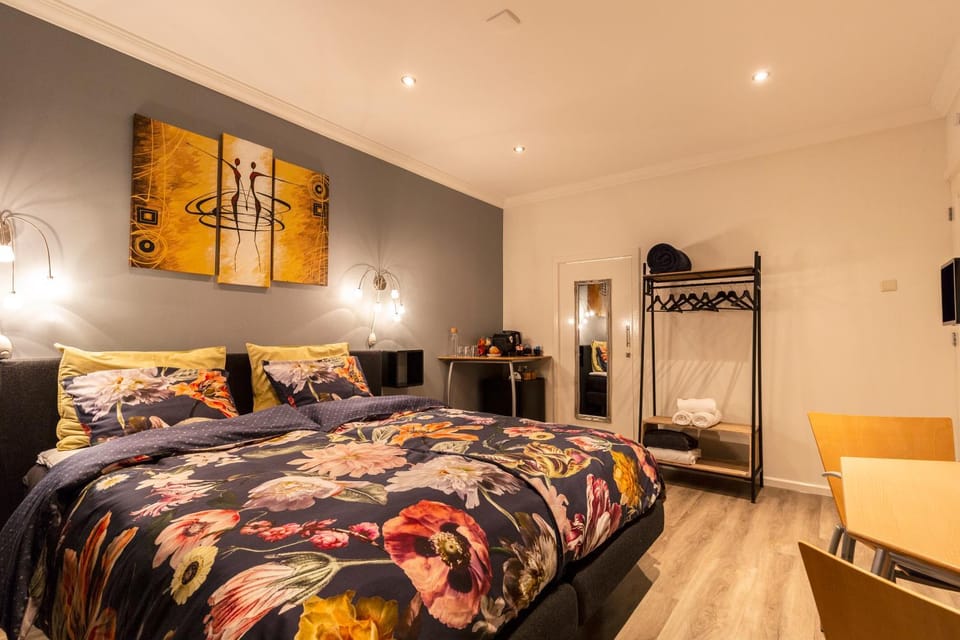 Bed, Photo of the whole room, Seating area, Bedroom, safe