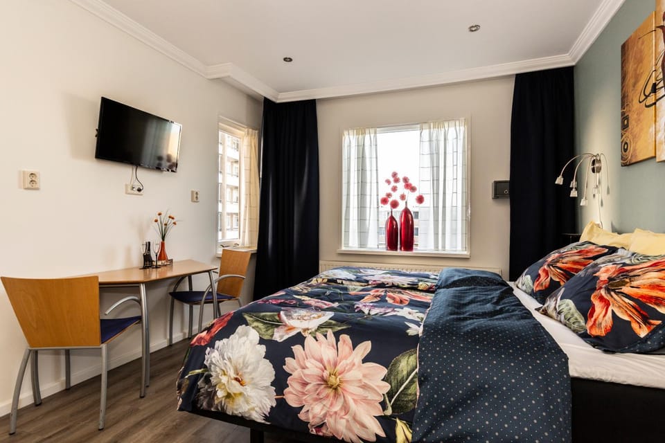 Bed, Day, TV and multimedia, Photo of the whole room, Seating area, Bedroom, Sea view, towels