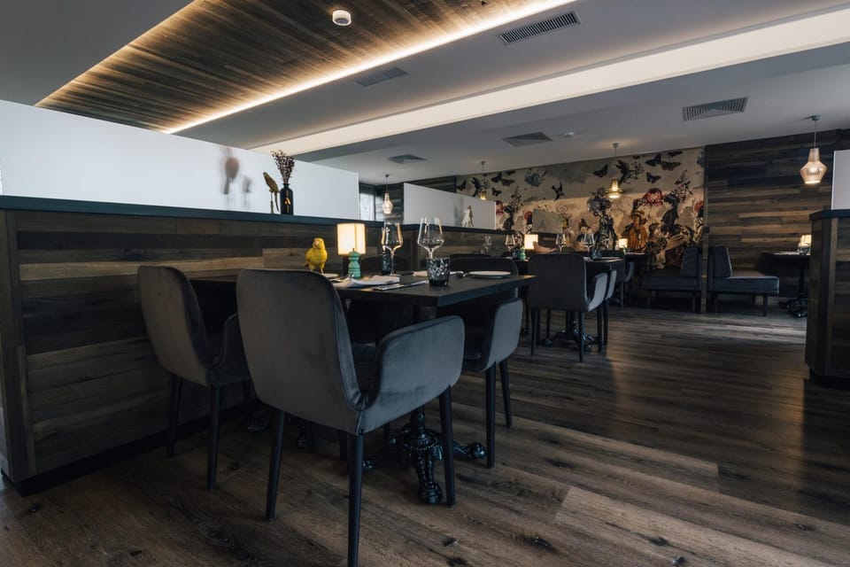 Restaurant/places to eat, Restaurant/places to eat, Food and drinks, Banquet/Function facilities, Seating area, Drinks