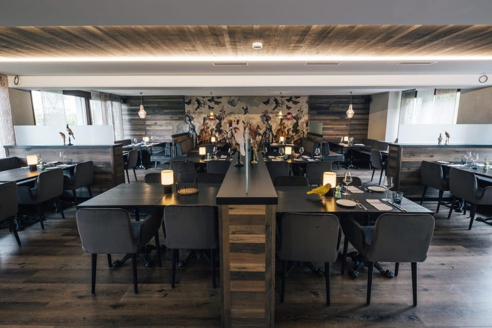 Restaurant/places to eat, Restaurant/places to eat, Banquet/Function facilities