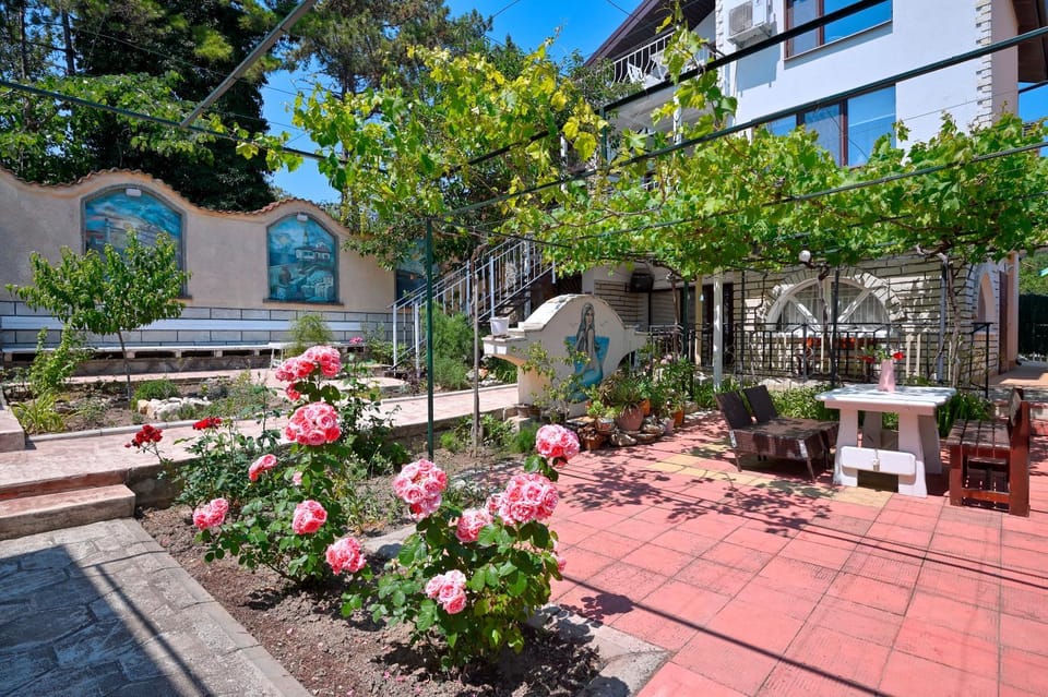 Property building, Patio, Spring, Garden
