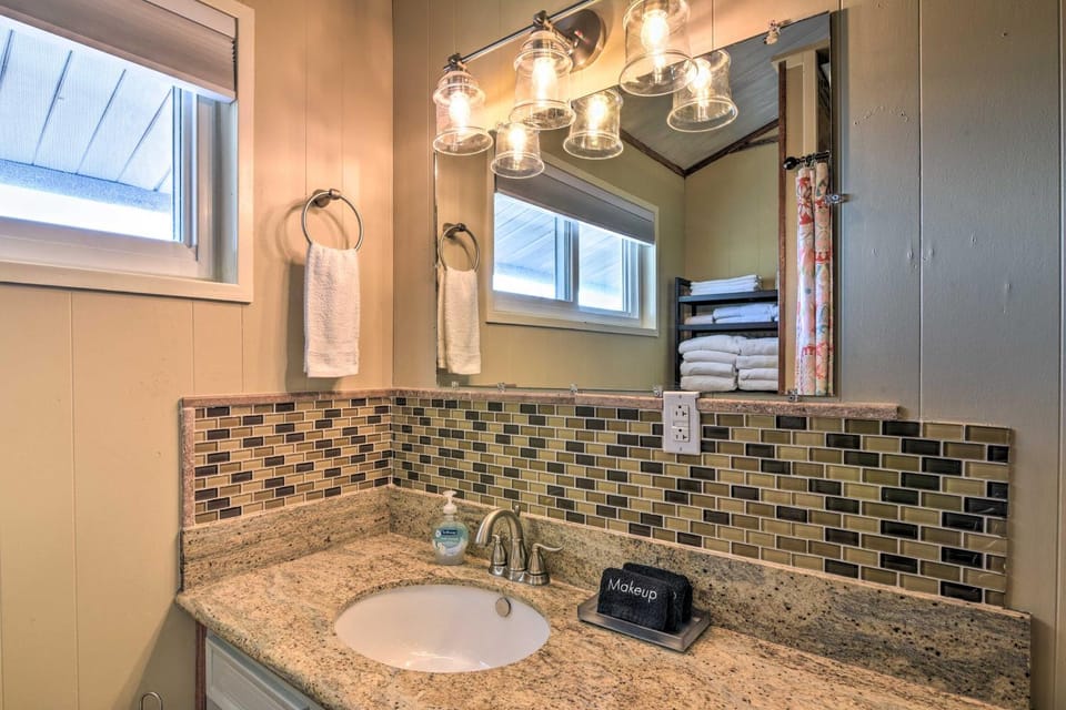 Walk to Sea Isle Beach: Canal-Front Gem w/ Pool House in Galveston Island