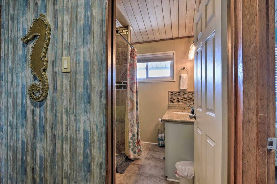 Walk to Sea Isle Beach: Canal-Front Gem w/ Pool House in Galveston Island