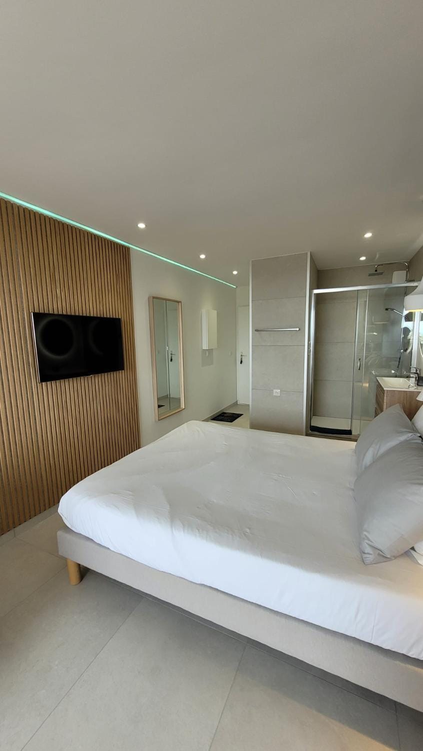 Bathroom, TV and multimedia, storage