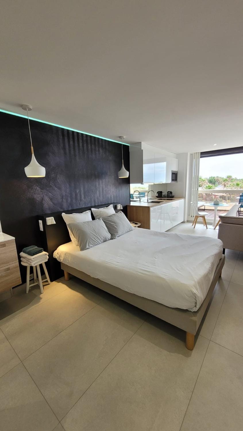 Bed, Kitchen or kitchenette
