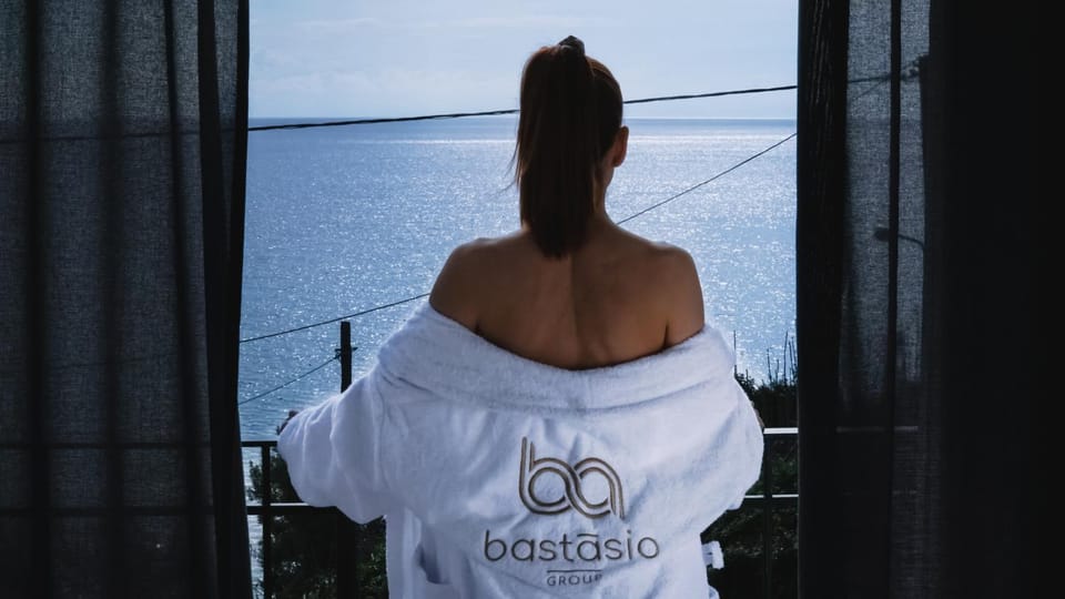 Property building, Balcony/Terrace, Sea view, Location