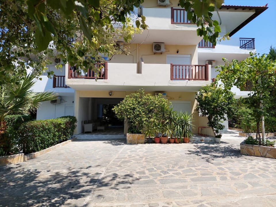 Property building, Patio, Facade/entrance, Garden
