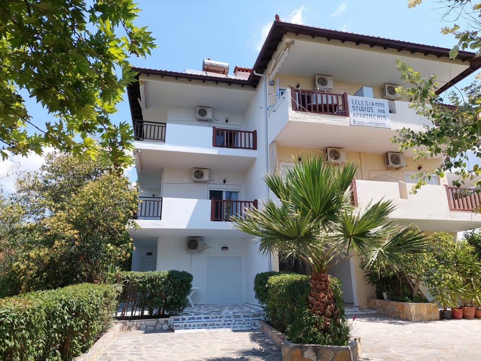 Property building, Patio, Facade/entrance, Garden