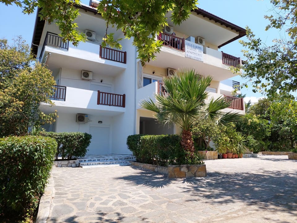 Property building, Patio, Facade/entrance, Garden