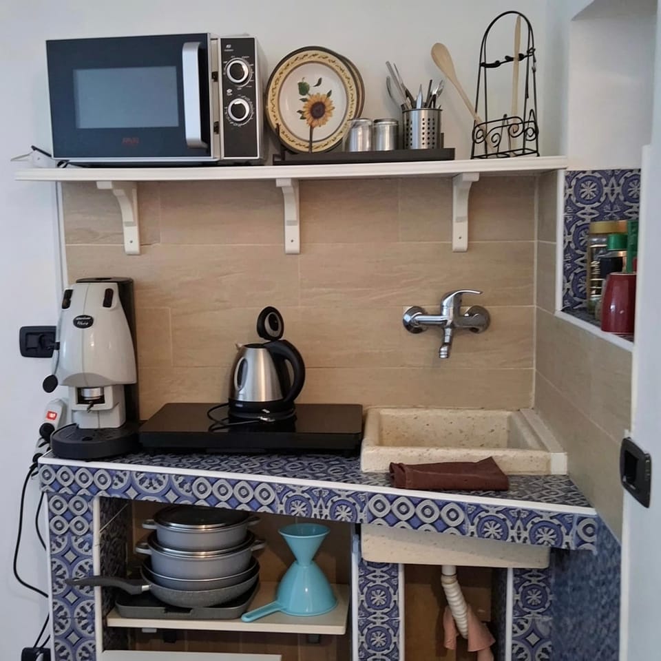 Coffee/tea facilities, Kitchen or kitchenette, stove