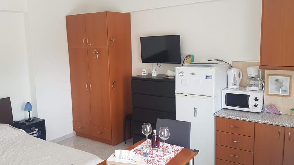 TV and multimedia, Coffee/tea facilities, Kitchen or kitchenette, Photo of the whole room