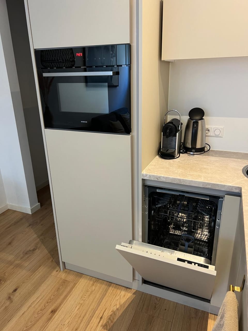 Kitchen or kitchenette, oven