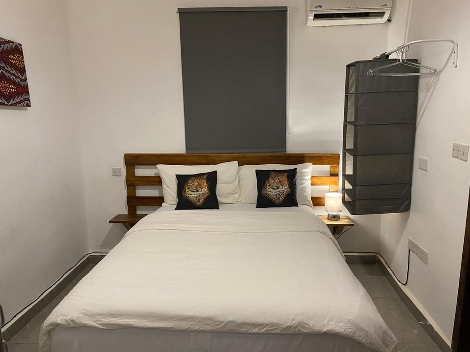 Bed, Bedroom, wardrobe, air conditioner