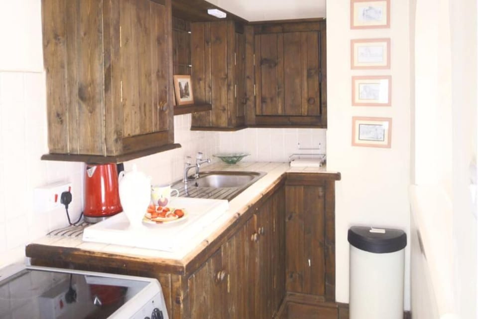 Kikas Cottage, Rear 89 Church Street, White Horse Yard House in England
