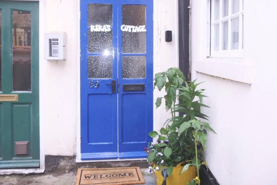Kikas Cottage, Rear 89 Church Street, White Horse Yard House in England