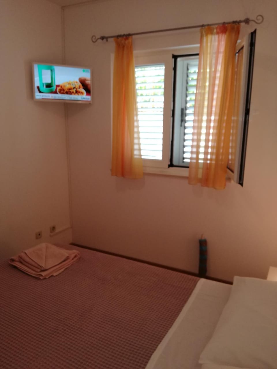 Bed, TV and multimedia, Bedroom, towels