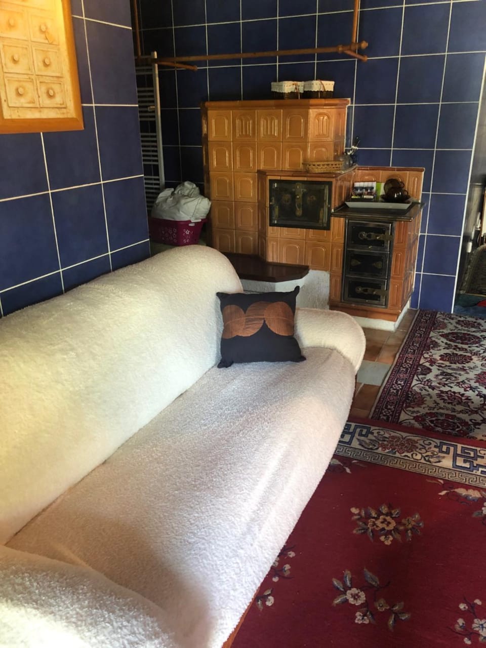 TV and multimedia, Coffee/tea facilities, Living room, Decorative detail, Seating area, Dining area