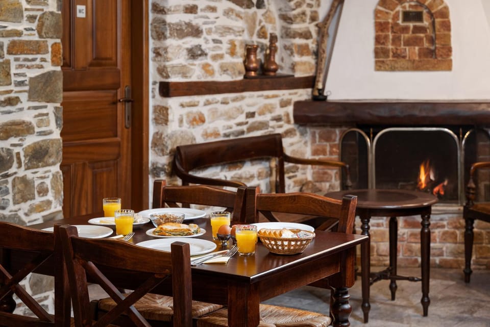 Restaurant/places to eat, Food and drinks, Seating area, Breakfast