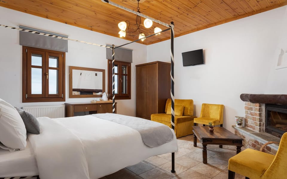 Bed, TV and multimedia, Photo of the whole room, Seating area, Bedroom, fireplace, wardrobe