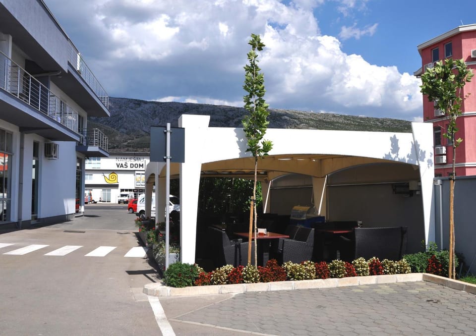 Property building, Patio, Communal lounge/ TV room, Facade/entrance, Food close-up, Garden, Balcony/Terrace, Lobby or reception, Other, Decorative detail, Food, Garden view, Street view, Non alcoholic drinks