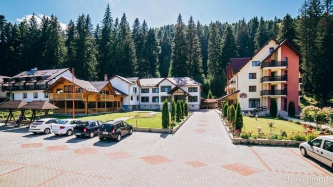 Property building, Spring, Day, Natural landscape, Garden, Garden view, Mountain view, Parking, sunbed