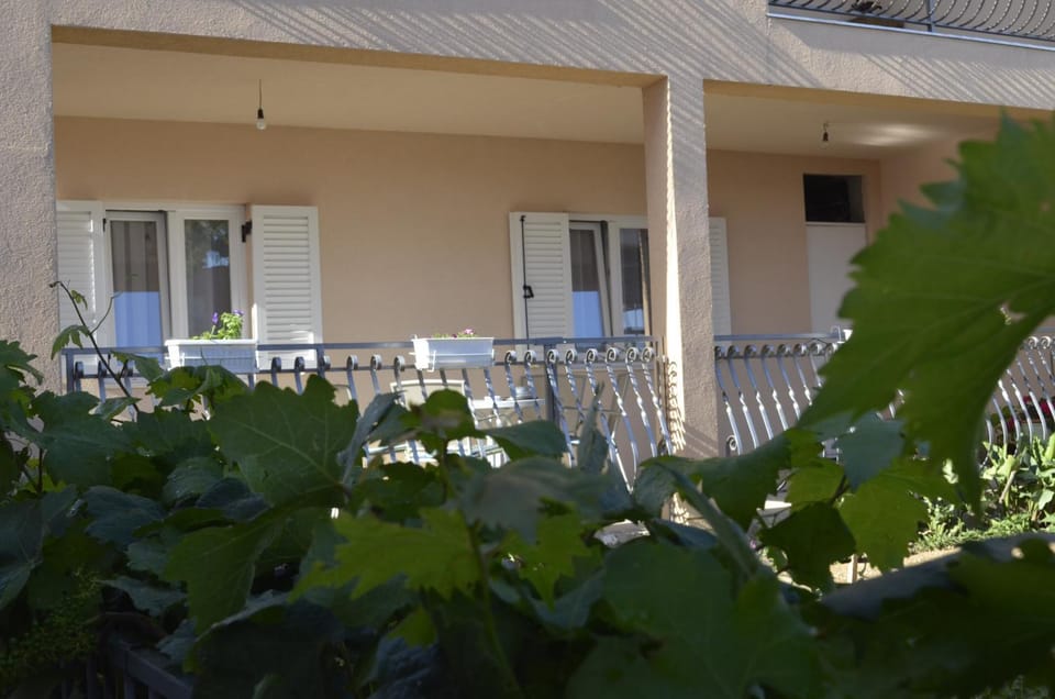 Patio, Facade/entrance