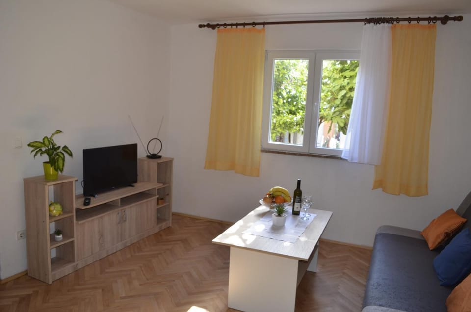 TV and multimedia, Living room, Seating area, Drinks