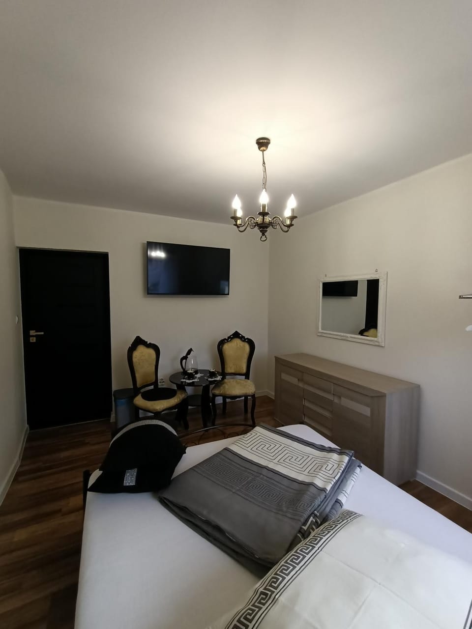 Bed, TV and multimedia, Photo of the whole room, hair dresser