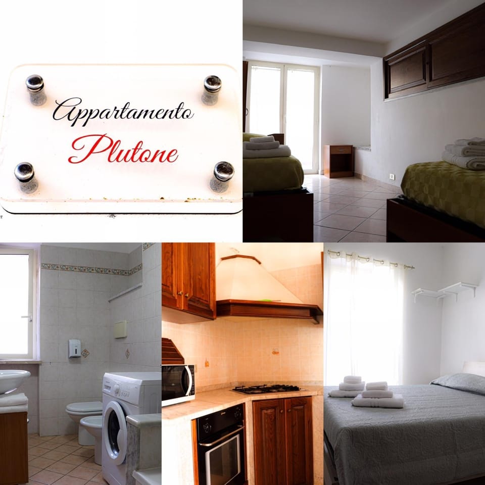 Toilet, Bed, Kitchen or kitchenette, Photo of the whole room, Dining area, Bedroom, Text overlay, minibar, towels