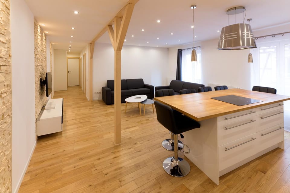 Spring, Day, TV and multimedia, Kitchen or kitchenette, Living room, Seating area, Dining area