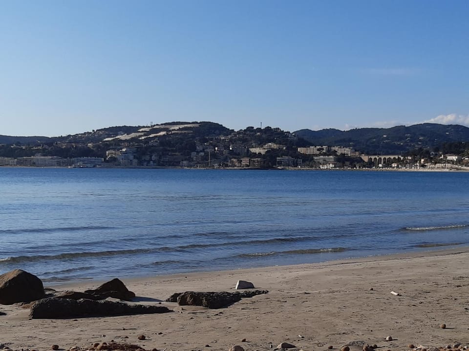 Sanary Bandol plein SUD Apartment in Sanary-sur-Mer