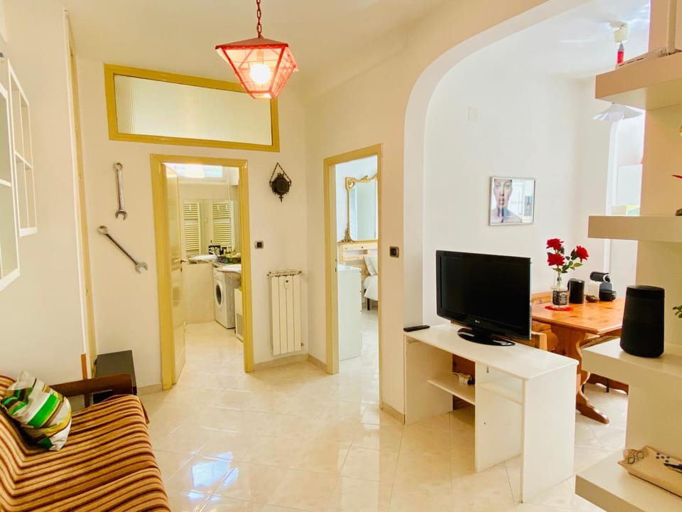 Communal lounge/ TV room, TV and multimedia, Living room, Decorative detail, Seating area