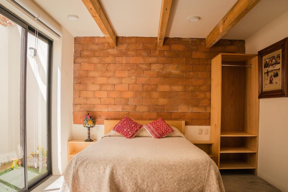 Bed, Garden, Bedroom, Guests, Location, Family, locker, wardrobe, kitchen, acessibility