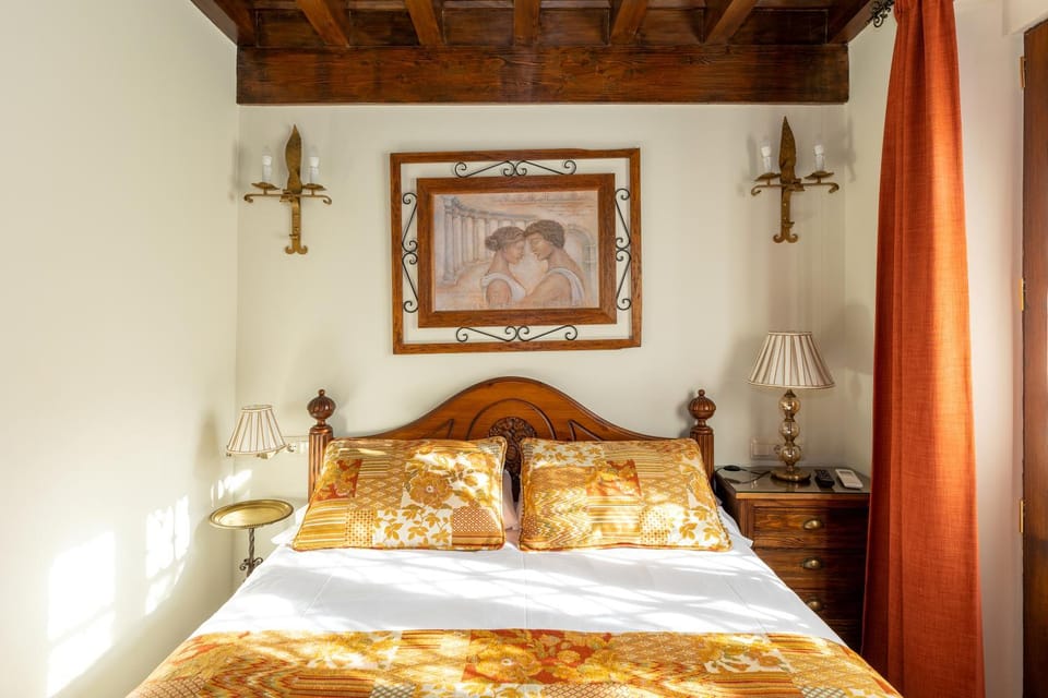 Bed, Photo of the whole room, Decorative detail, Bedroom